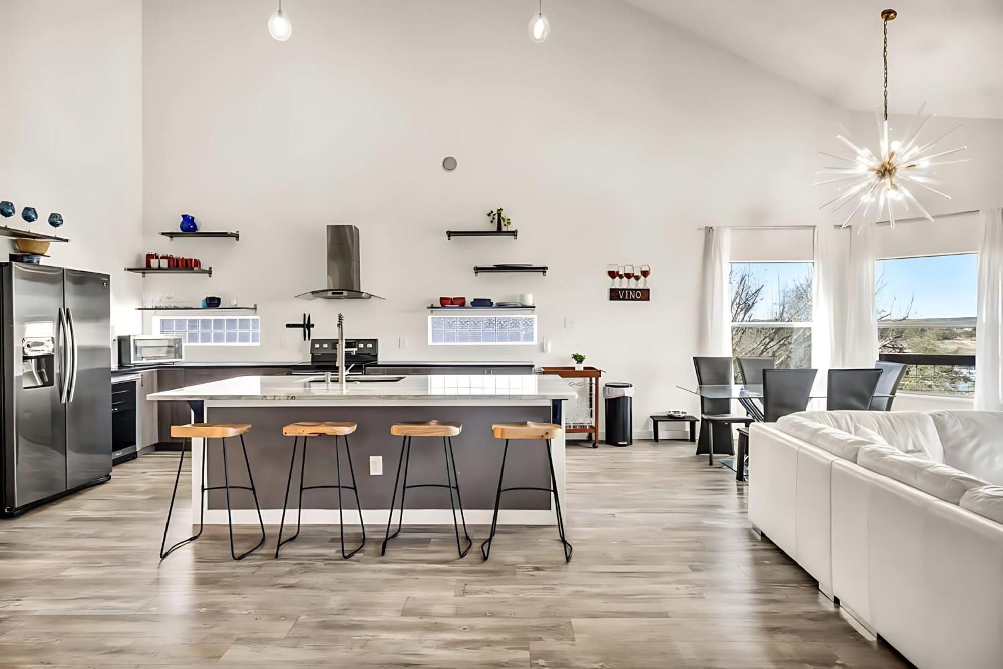 Upstay - Getaway - Pool & Hot Tub & Games Austin